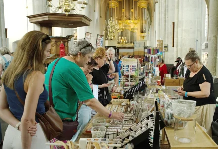 Visitantes del mercado de artesanía