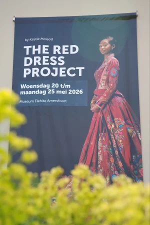 El cartel del Red Dress Project En Amersfoort