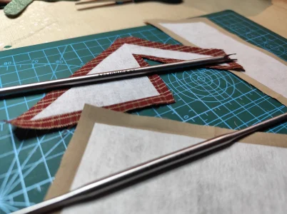 En proceso de aplicar las piezas con los palillos Apliquick