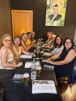 Disfrutando de la comida con las chicas!